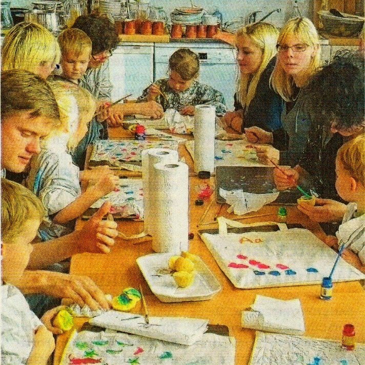Kinder und Erwachsene beim gemeinsamen Basteln